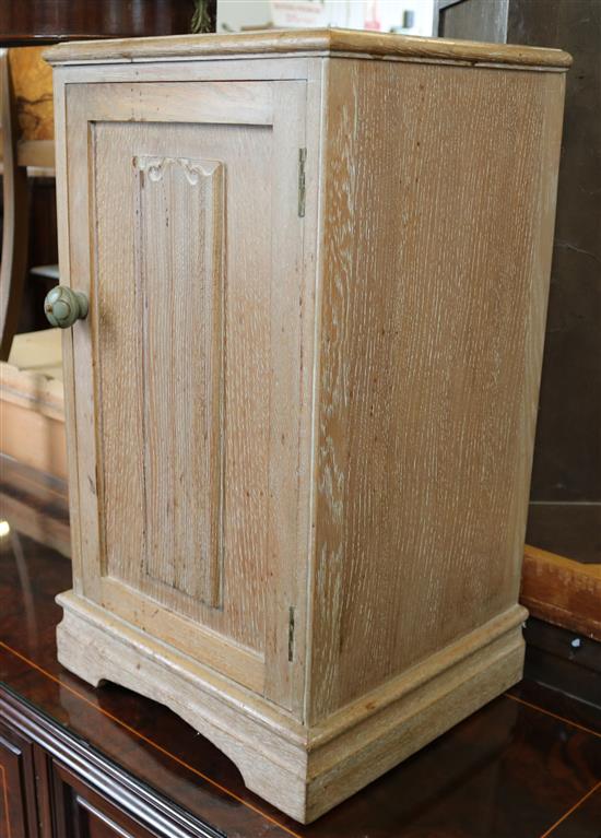 Light oak bedside cabinet(-)